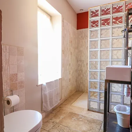 Le Passage Bed and Breakfast 4*