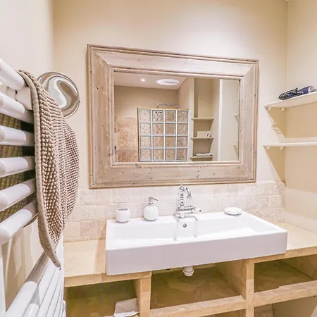 Le Passage Bed and Breakfast Καρκασόν